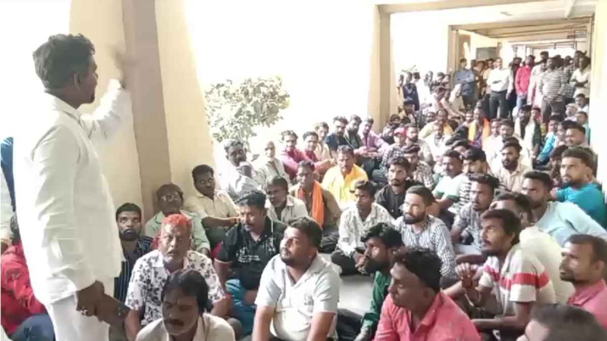 निगम कर्मचारियों को चार महीने से वेतन के लालेः कार्यालय का किया घेराव, त्योहार के पहले भुगतान नहीं होने पर दी भूख हड़ताल की चेतावनी