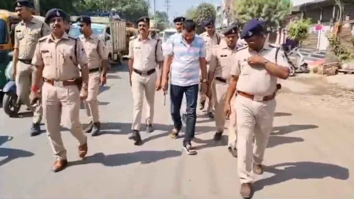कुख्यात गैंगस्टर का पुलिस ने निकाला जुलूस, राजस्थान से गिरफ्तार कर लाया गया ग्वालियर