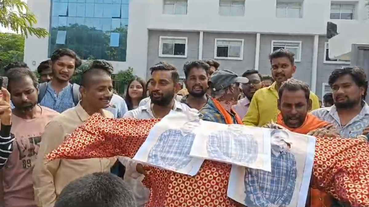 प्रेस्टीज कॉलेज में बजरंग दल का हंगामा: छात्राओं ने HOD पर लगाए बैड टच का आरोप, पुतला जलाकर किया विरोध