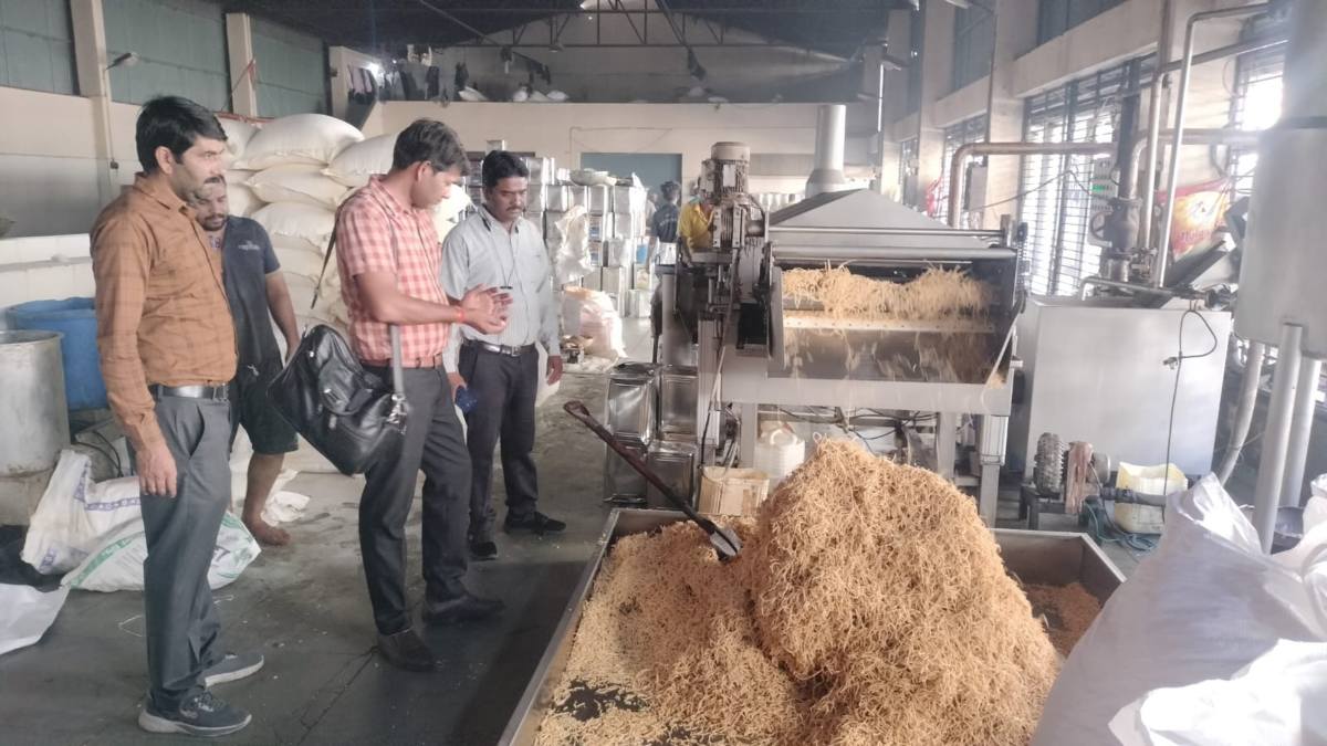 त्योहारी सीजन को देखते हुए छापामार कार्रवाई: खाद्य विभाग ने एक दर्जन नमकीन कारखाने पर मारे छापे