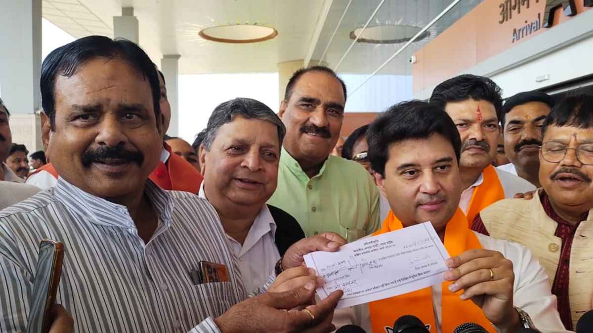 Scindia School के वार्षिकोत्सव में पहुंचे केंद्रीय मंत्री सिंधिया, एयरपोर्ट के उद्घाटन पर कहा- प्रदेश में आज 5 एयरपोर्ट, यह मेरा एक सपना था