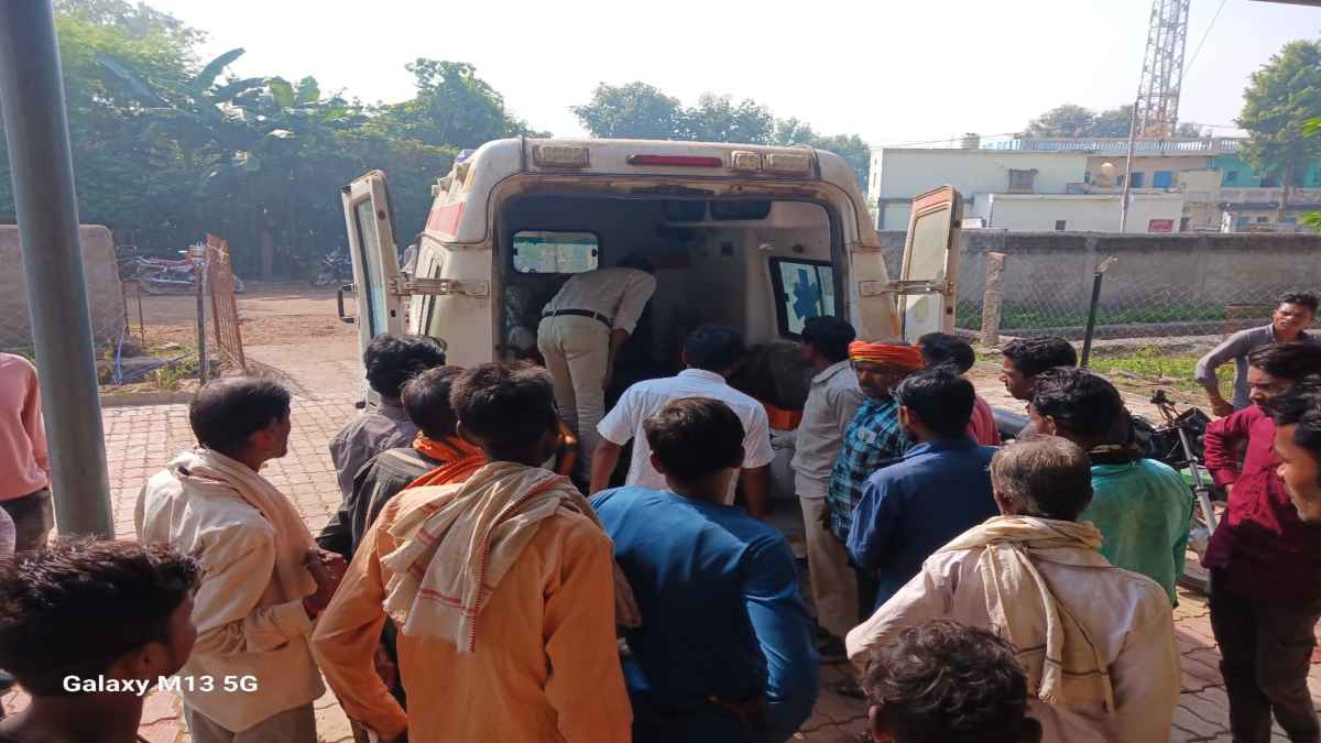 लकड़ी बीनने गए ग्रामीण पर भालू ने किया हमला, गंभीर हालत में अस्पताल में भर्ती