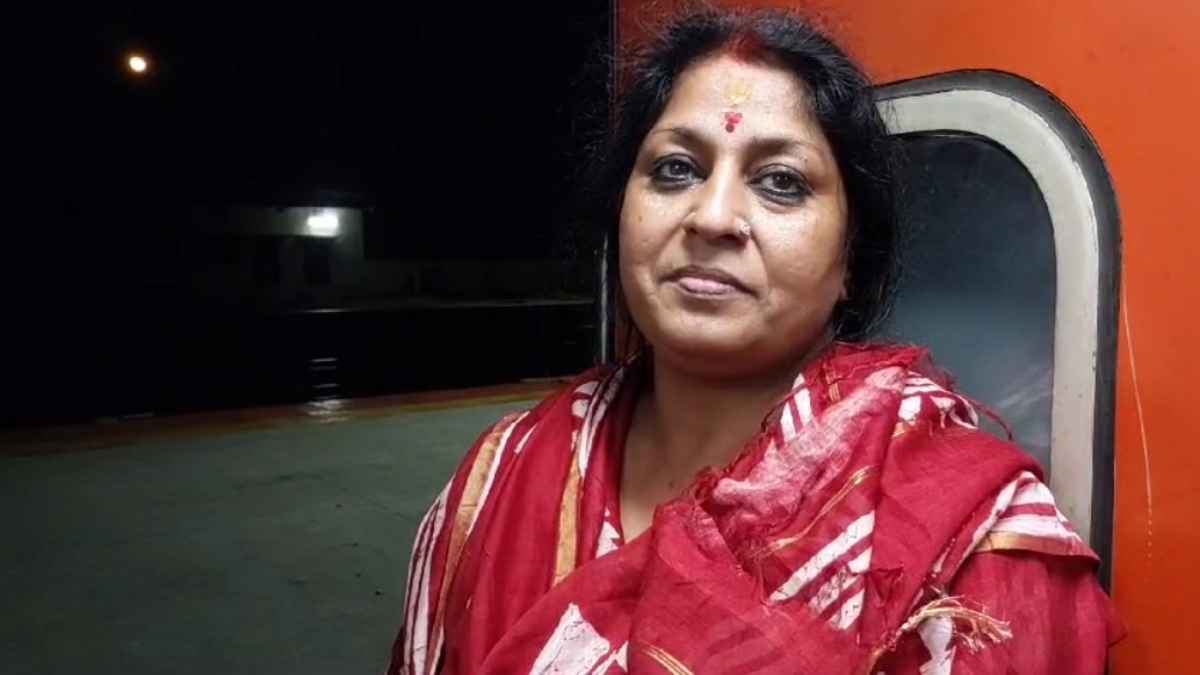 महिला ने मनाया अनोखा करवाचौथ: चलती ट्रेन से चांद को देख की पति की पूजा, देखें तस्वीर