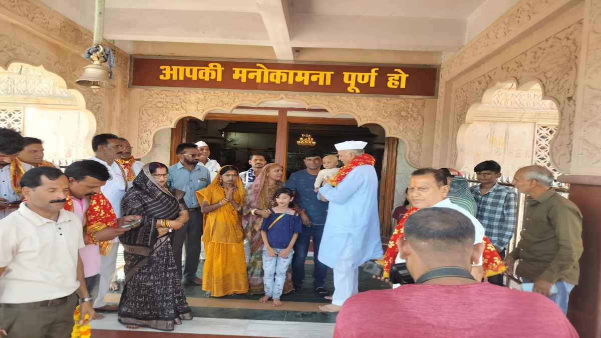 MP ByElection 2024: उपचुनाव को लेकर कांग्रेस प्रत्याशी ने किए मां विजयासन देवी के दर्शन, प्रचार कर कार्यकर्ताओं से की मुलाकात