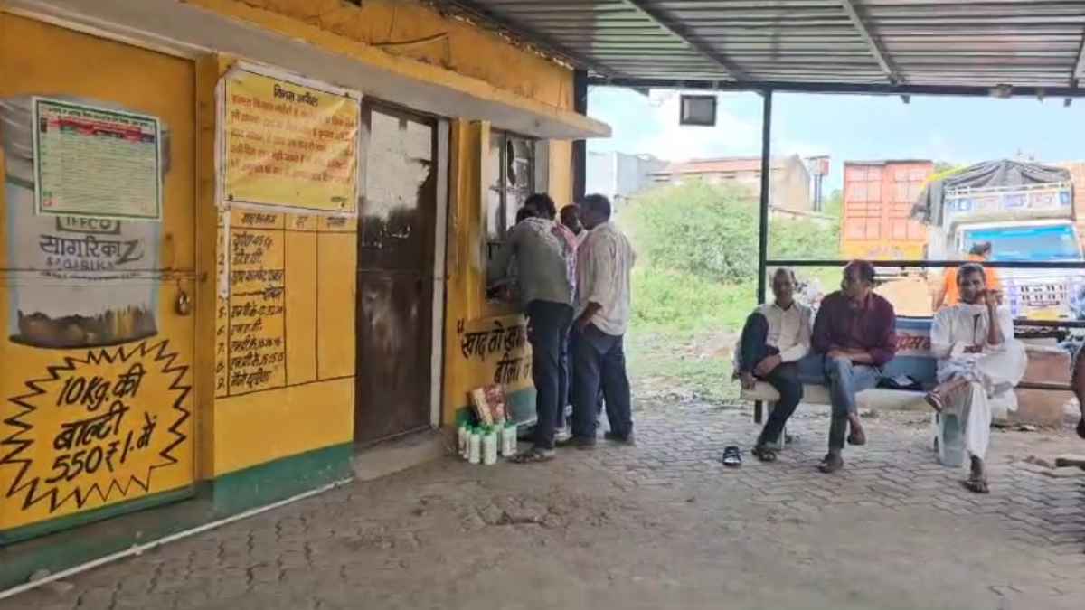 दिवाली से पहले किसानों को तोहफा: 2000 टन खाद की मिली रैक, अब नहीं लगानी पड़ेगी लंबी कतारें