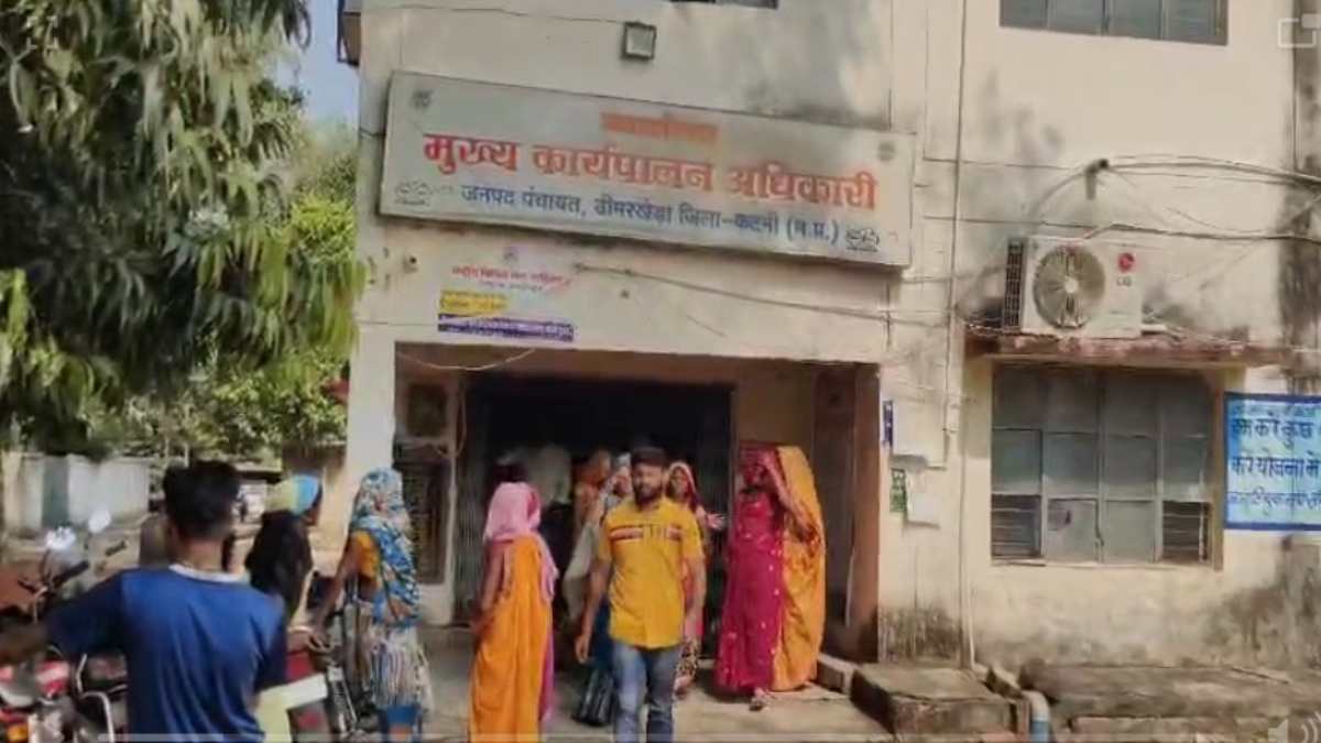 ‘स्व सहायता समूह से मिली भैंसें 1 लीटर दूध देती हैं,’ वापस करने जनपद कार्यालय पहुंची महिलाएं, कहा- 40 हजार बताकर 80 हजार वसूल रहे अधिकारी