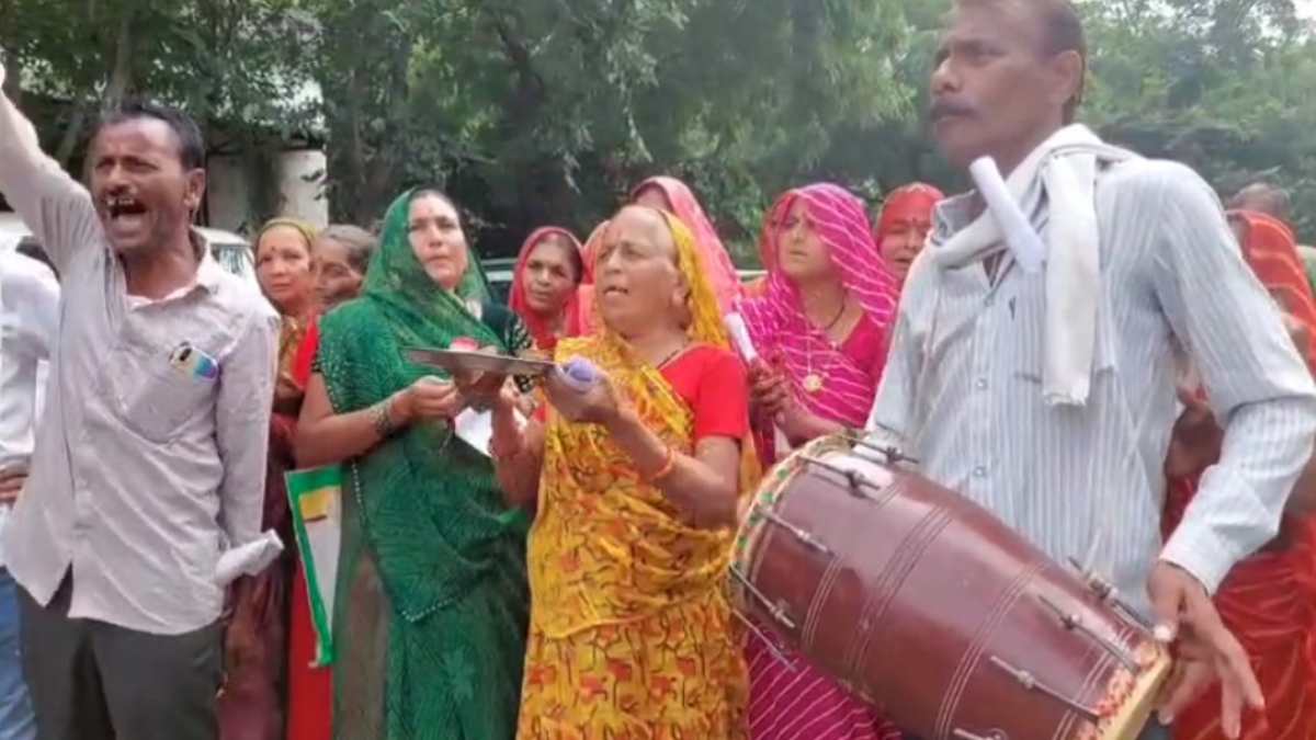 जनसुनवाई में दिखा अनोखा नजारा: शिकायत लेकर पहुंचे ग्रामीणों ने ढोल-मंजीरा बजाकर किया विरोध, देखें Video