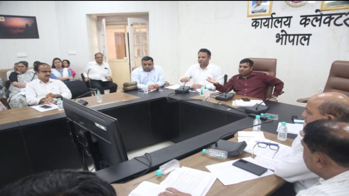 CM Helpline में खराब रैंकिंग पर कलेक्टर ने जताई नाराजगीः 51 में 30 विभाग डी ग्रेड में शामिल, 32 अफसरों को दिया नोटिस, दी निलंबन की चेतावनी