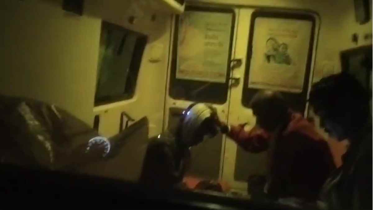 अस्पताल के बाद अब Ambulance में झाड़फूंक: कोबरा के डसने पर तांत्रिक मामा ने किया इलाज, Video आया सामने