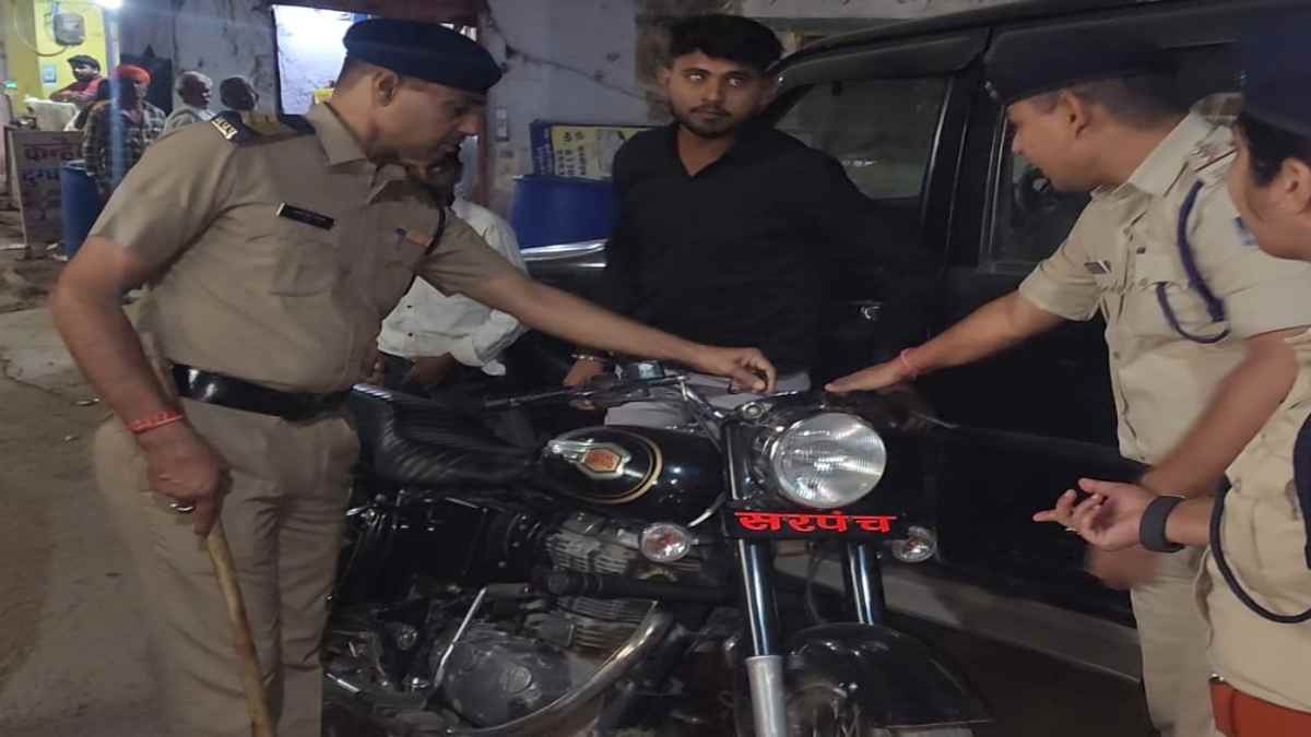 चेकिंग कर रहे अफसर बाइक पर लिखा देखा कुछ ऐसा… फिर काट दिया ‘बुलेट राजा’ का 22 हजार का चालान