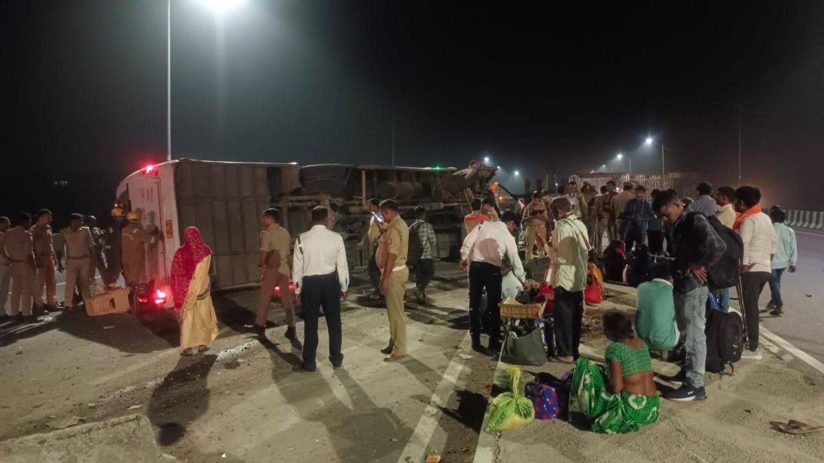 ACCIDENT BREAKING : रायबरेली से दिल्ली जा रही तेज रफ्तार बस पलटी, ड्राइवर की मौत, कई गंभीर रूप से घायल