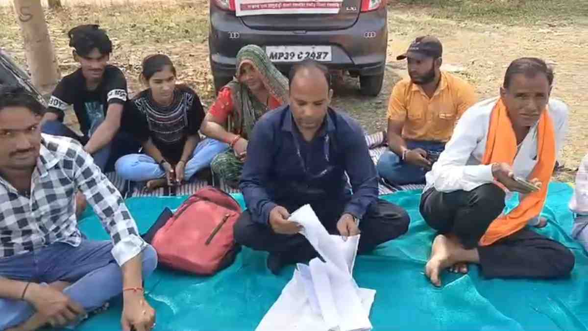 ‘राज्यमंत्री का आश्वासन भी नहीं आया काम’, दर-दर भटकने के बाद कार्यालय के बाहर अनिश्चितकालीन धरने पर बैठा किसान, जानें मामला