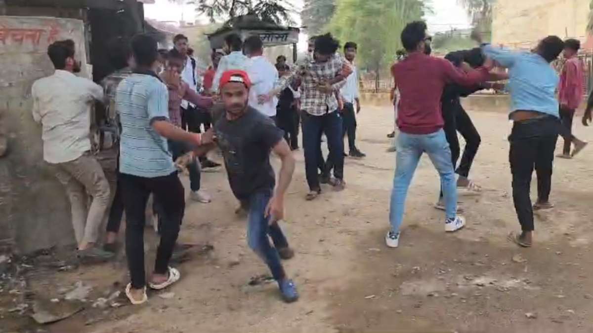बीच सड़क छात्रों के बीच ढिशुम-ढिशुम: पुलिस को देख मारपीट कर रहे स्टूडेंट हुए रफूचक्कर , वीडियो हुआ वायरल