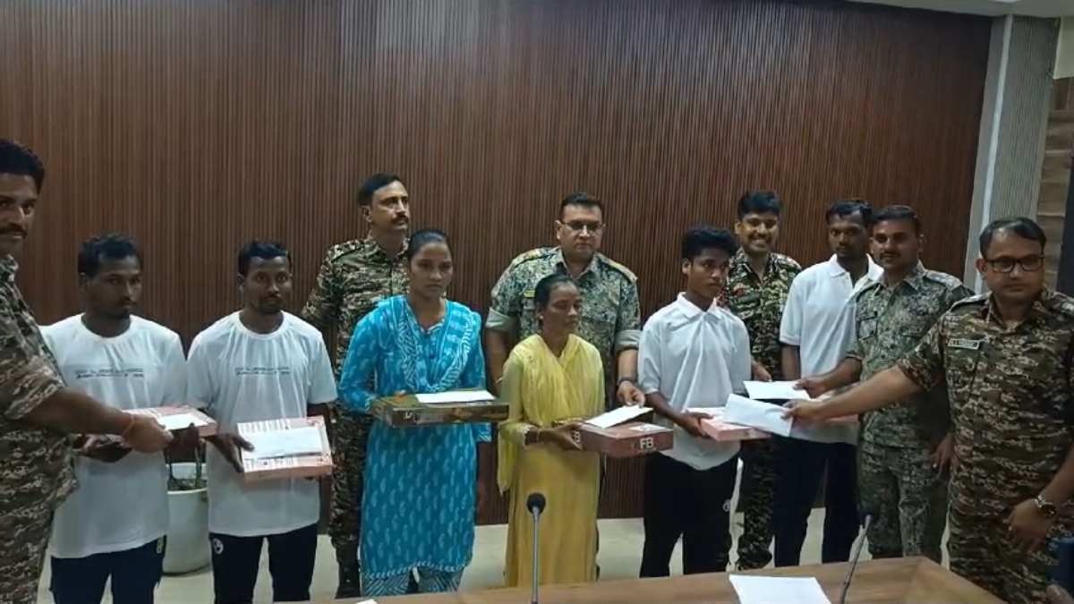 24 लाख के इनामी नक्सली दंपत्ति समेत 6 नक्सलियों ने किया सरेंडर, सरकार की पुनर्वास नीति से प्रभावित होकर मुख्यधारा में जुड़ रहे माओवादी