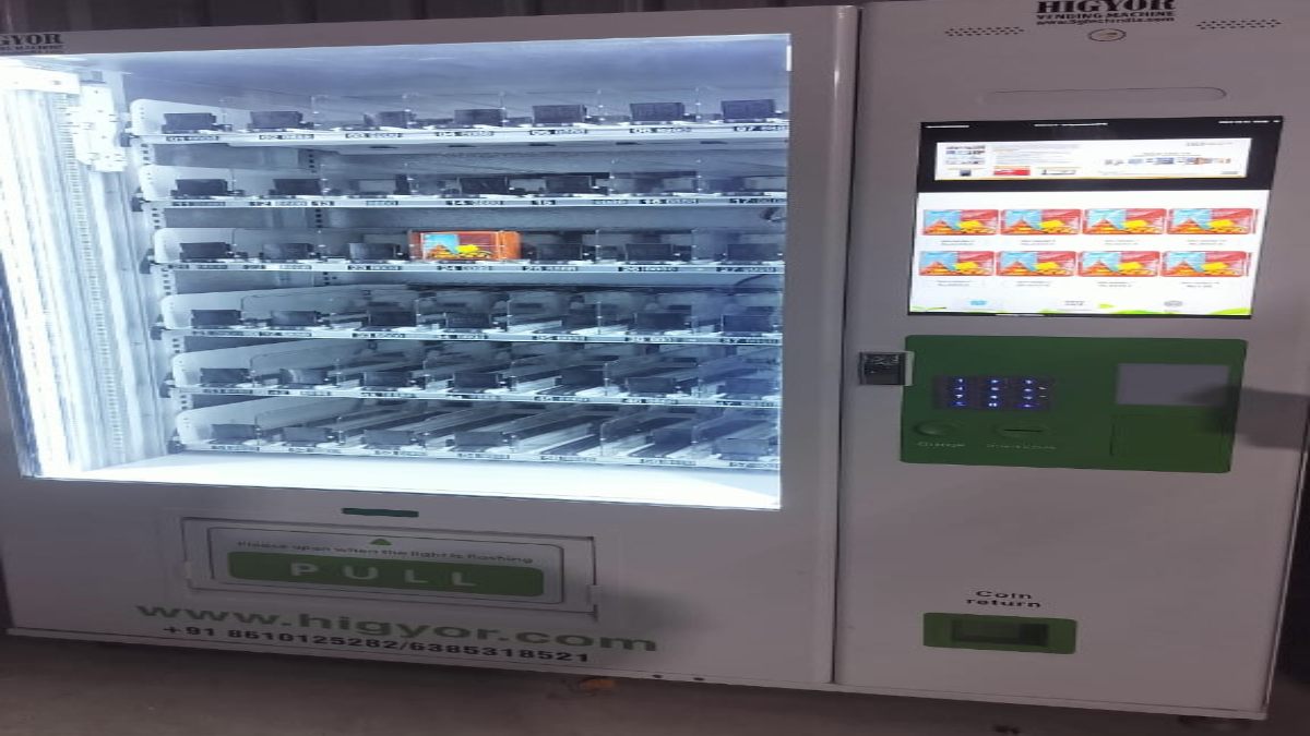 उज्जैन महाकालेश्वर मंदिर में 24 घंटे मिलेगा लड्‌डू का प्रसादः ATM जैसी मशीन से 100 ग्राम से लेकर आधा किलो तक के निकलेंगे पैकेट