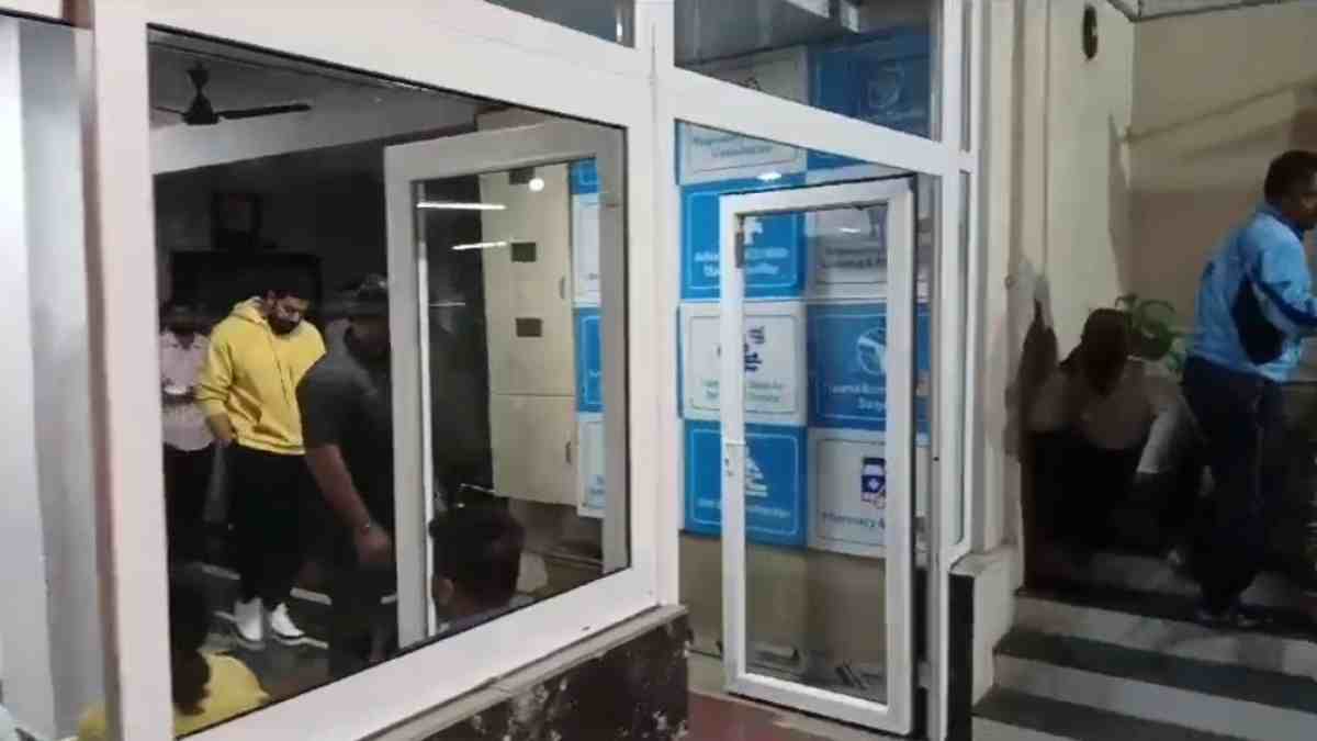 नानी से मिलने देर रात भोपाल पहुंचे अभिषेक बच्चन, हाल जानकर अस्पताल से हुए रवाना