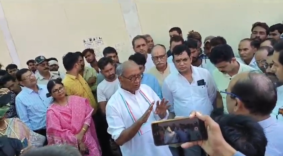 दिग्विजय सिंह ने खाद वितरण केंद्र का किया निरीक्षण, अधिकारियों की लापरवाही पर हुए नाराज, कहा- हल्के में न लिया जाए