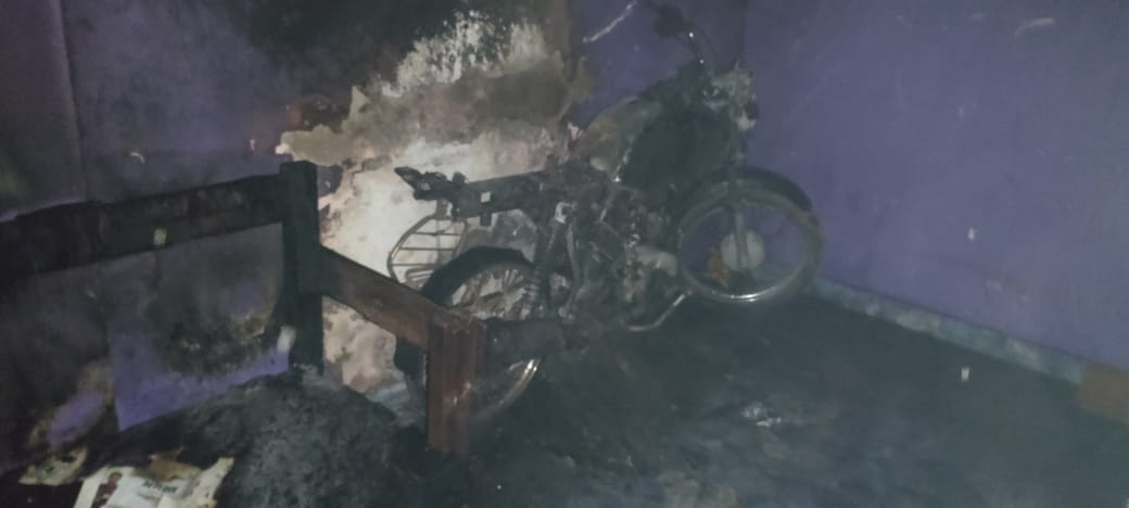 ऐसा पड़ोसी किसी को न मिलेः आपसी विवाद के बाद लगा दी आग, बाइक और घर का सारा सामान जलकर राख