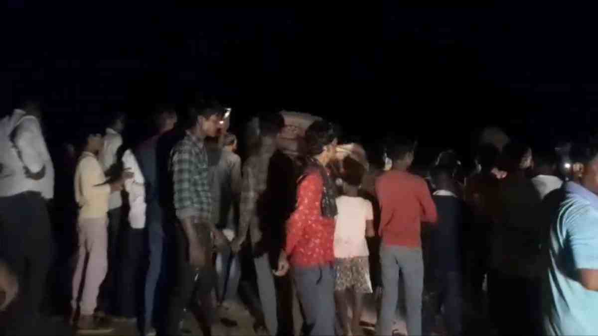 Road Accident: अनियंत्रित होकर पलटी ट्रैक्टर ट्रॉली, 30 से अधिक घायल, 10 की हालत गंभीर