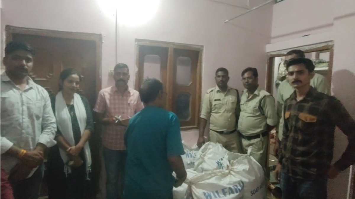 घर पर बारूद का ढेर! पुलिस ने 7 बोरी पटाखे की जब्त, आरोपी गिरफ्तार