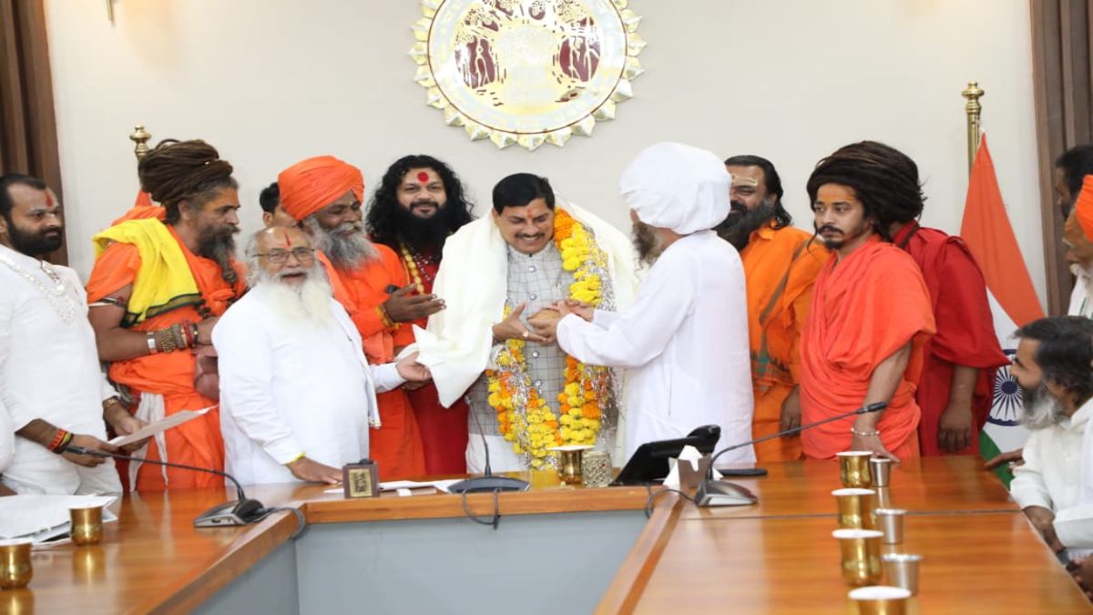 धर्मनगरी उज्जैन का वातावरण CM के निर्णय से होगा धर्ममयः अखाड़ा परिषद के संतों ने डॉ मोहन किया सम्मान