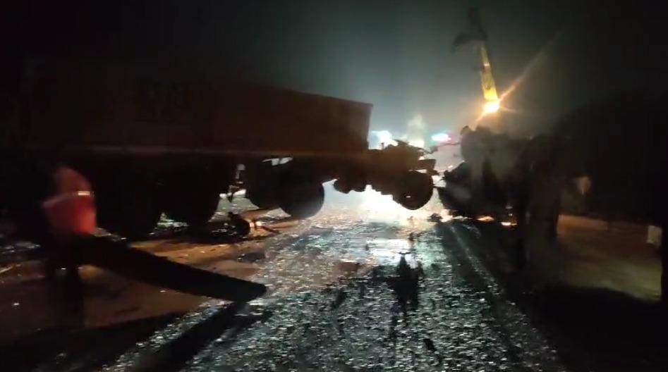 टायर फटने के बाद ट्रक और बस में जोरदार टक्करः खाई में गिरी बस, एक की मौत, 20 से अधिक यात्री घायल
