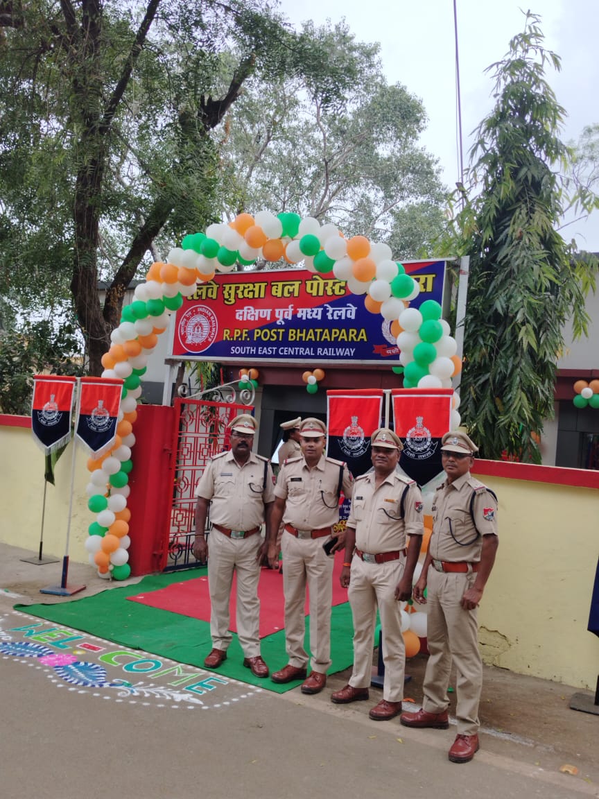 RPF DIG के लिए इंस्पेक्टर ने बिछाई Red Carpet… स्वागत में लगाए बैलून, छपवाया फ्लैक्स… कहा से मैनेज होगा फंड ?