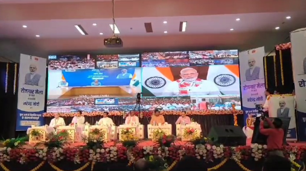 धनतेरस पर PM मोदी ने दिया रोजगार: चयनित युवाओं को केंद्रीय मंत्री ने सौंपा नियुक्ति पत्र, नए भविष्य की दी शुभकामनाएं