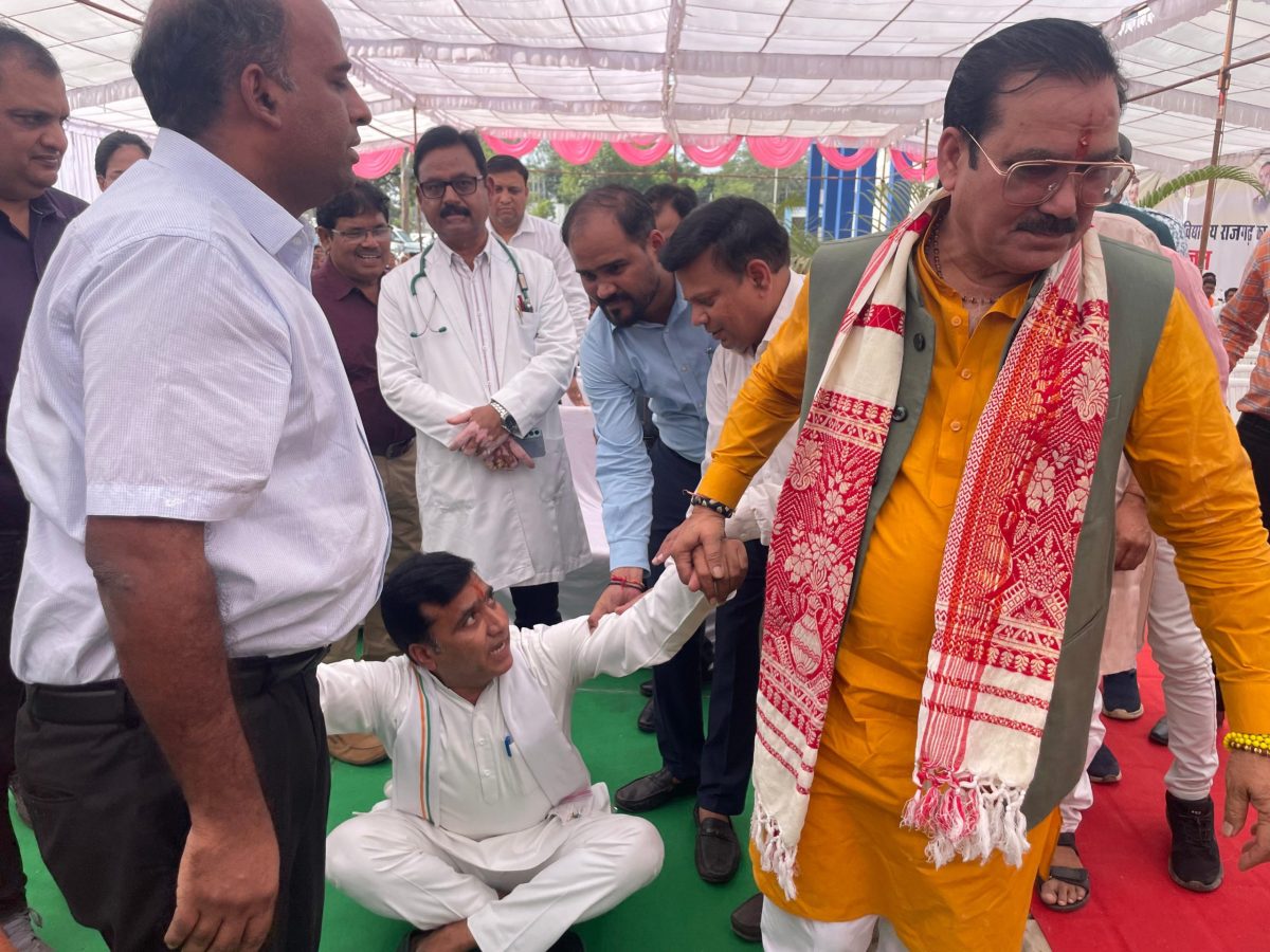 भूमि पूजन में जमकर मचा बवाल: जमीन पर बैठे जिला पंचायत अध्यक्ष, खुद उठाकर मंच पर ले गए मंत्री, बीजेपी महामंत्री ने भी अधिकारियों को लगाई फटकार
