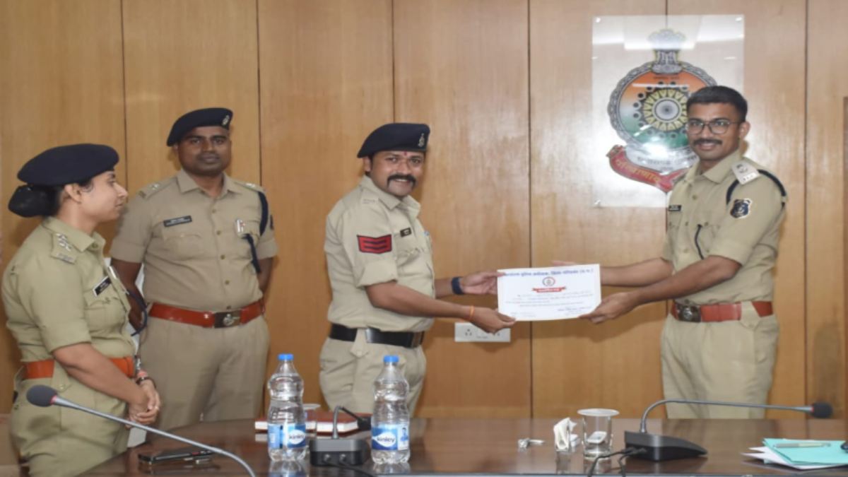 गरियाबंद पुलिस का अभिनव पहल: ‘कॉप ऑफ द मंथ’ के तहत हर महीने उत्कृष्ट कार्य करने वाले पुलिसकर्मियों को मिलेगा प्रशस्ति पत्र