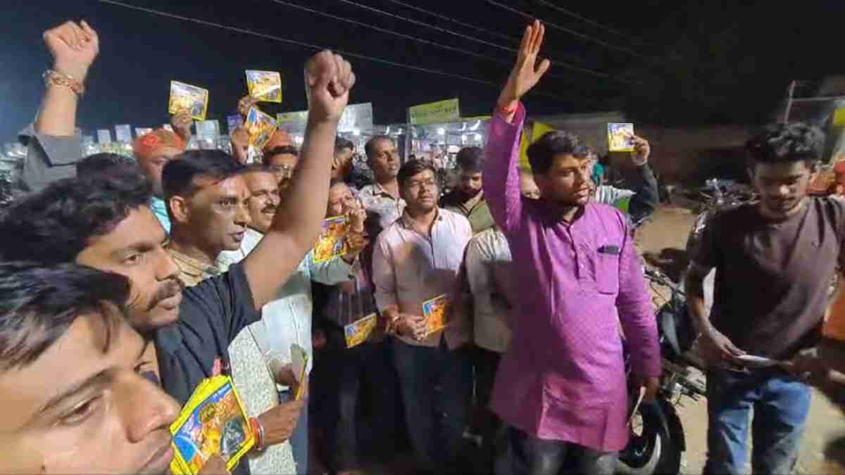 पटाखों पर महापुरुषों की तस्वीर से गरमाया माहौल, हिंदू संगठन ने विरोध कर हटाए पटाखे, कार्रवाई की मांग