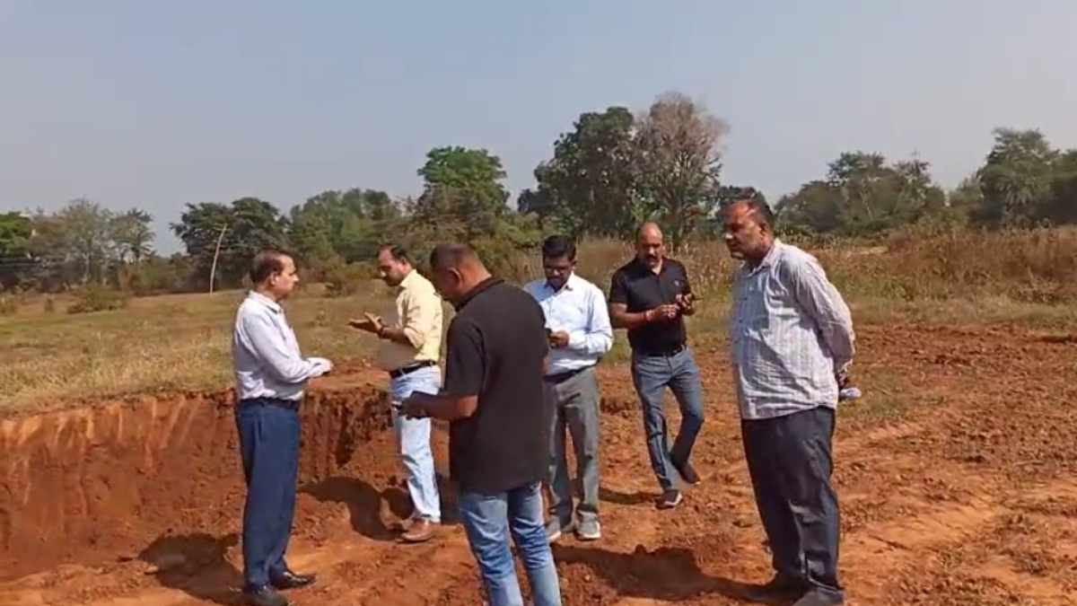अवैध खनन पर प्रशासन सख्त: लाल मुरम की खुदाई पर SDM ने की कार्रवाई, पोकलेन-जेसीबी मशीन जब्त, भागने में ड्राइवर की कुएं में गिरने से मौत