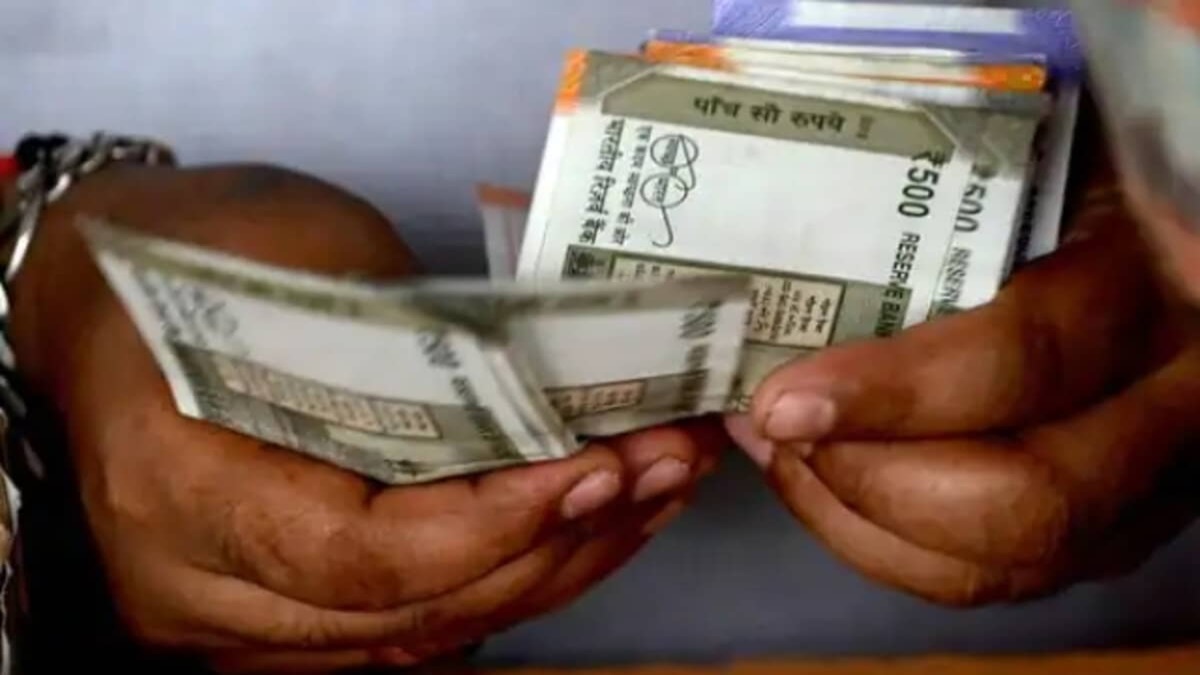 इन कर्मचारियों को मिला दिवाली का बंपर गिफ्ट, समय से पहले खाते में आएगी सैलरी