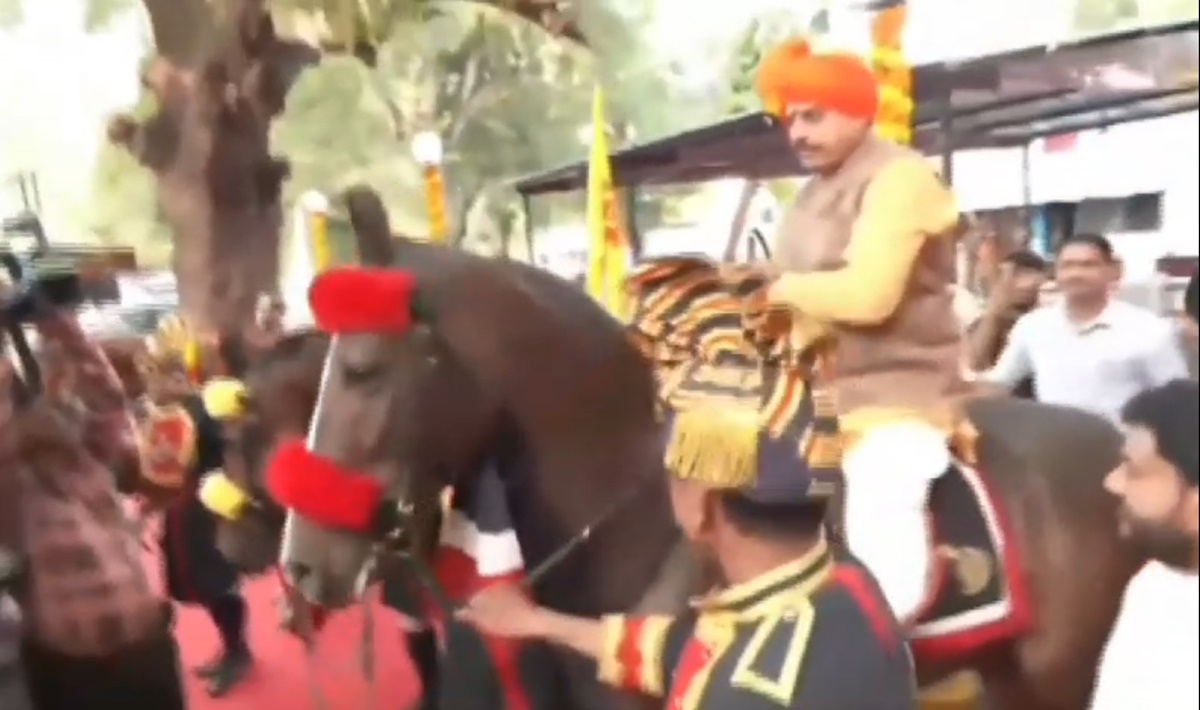CM डॉ. मोहन यादव ने शस्त्र पूजन के दौरान लिया घुड़सवारी का आनंद, कार्यक्रम में कहा- ‘शास्त्र धर्म के मार्ग पर चलना सिखाते हैं और शस्त्र रक्षा करना’