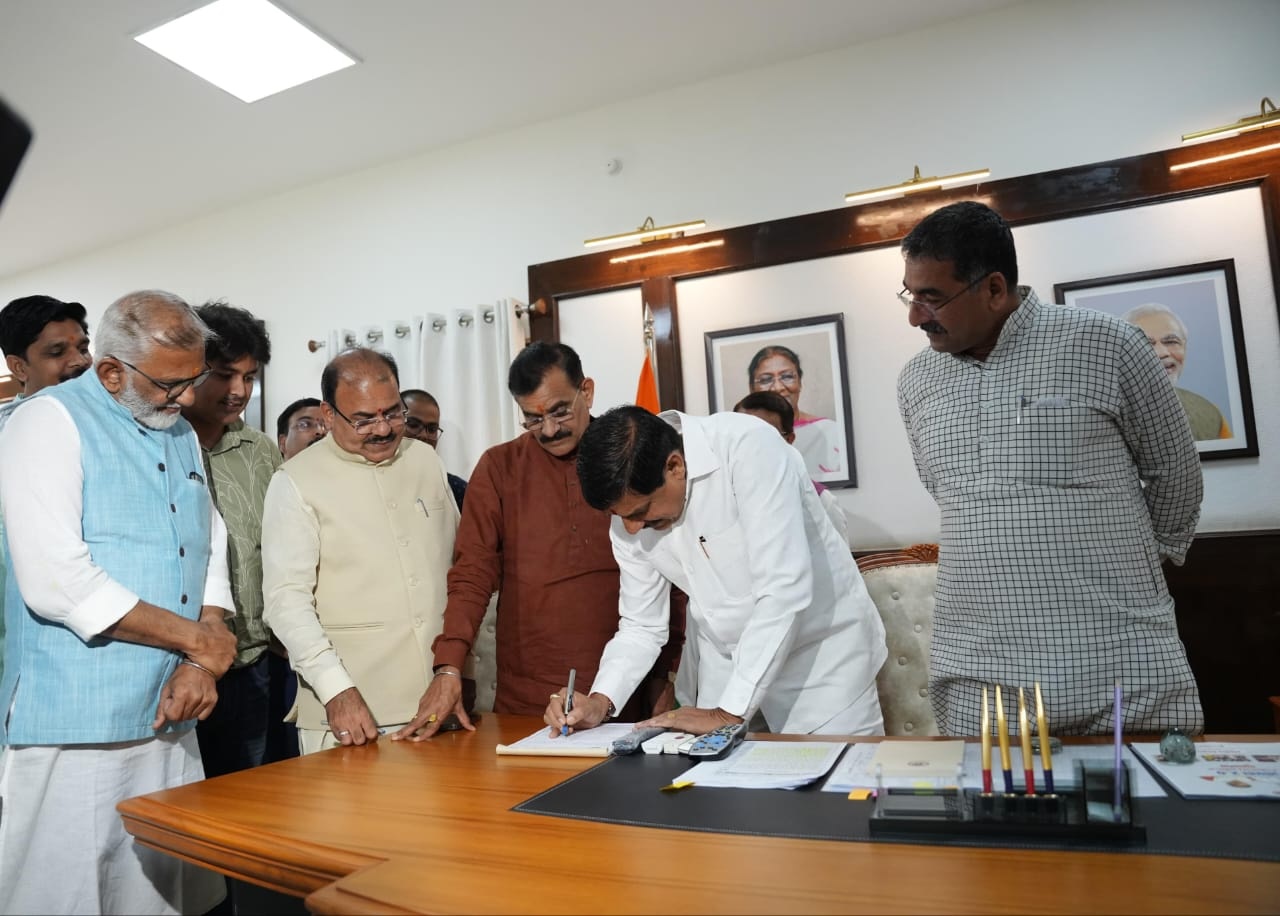 सदस्यता अभियान की टोली पहुंची सीएम आवास, मुख्यमंत्री डॉ. मोहन यादव को बनाया पहला सक्रिय सदस्य