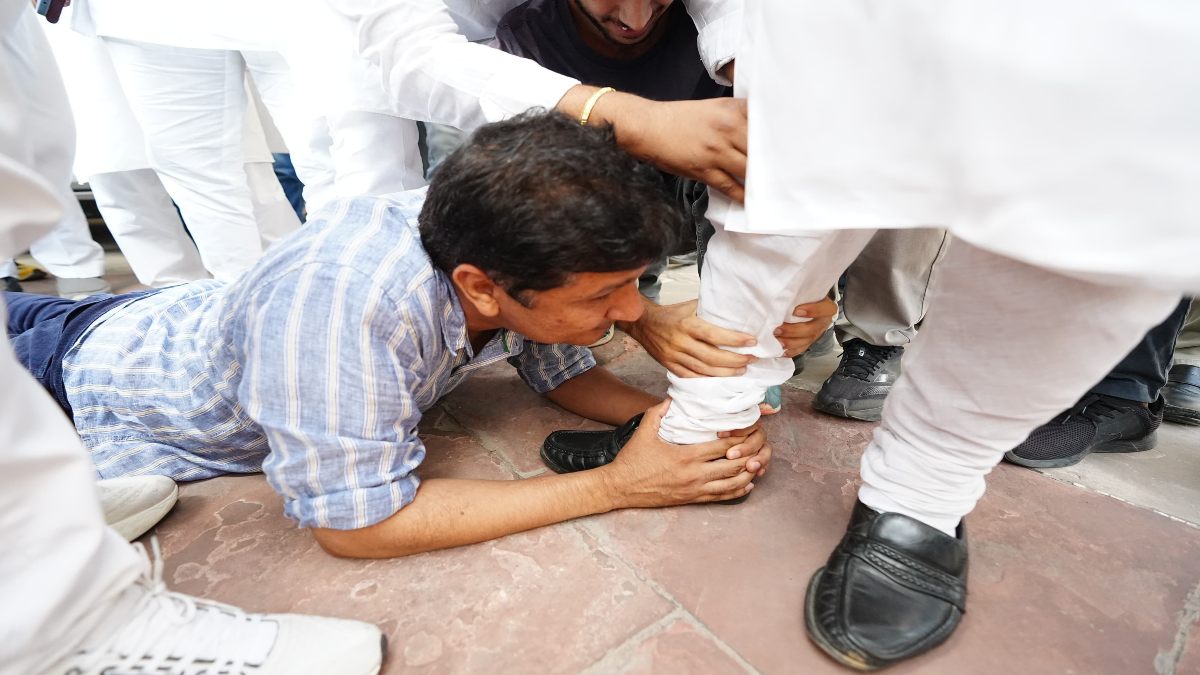 दिल्ली में मार्शल बहाली पर हाई वोल्टेज ‘ड्रामा’: मंत्री सौरभ भारद्वाज ने पकड़े भाजपा MLA के पैर, तस्वीर वायरल