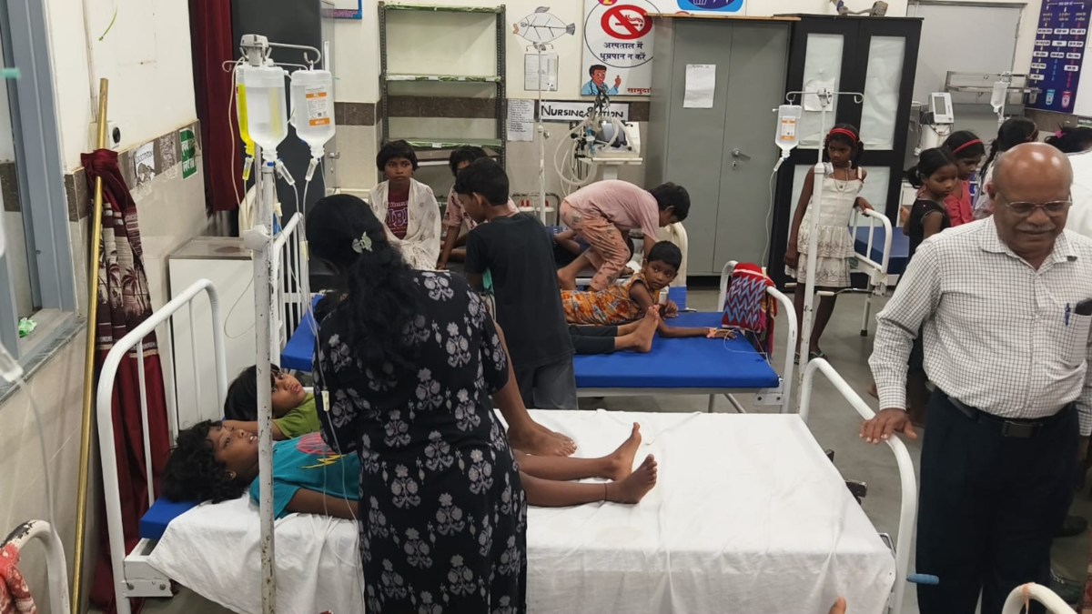 CG BREAKING: कन्या छात्रावास में खाना खाने के बाद अचानक बिगड़ी बच्चों की तबियत, 20 से ज्यादा हुए फूड पॉइजनिंग के शिकार, अस्पताल में कराया गया भर्ती