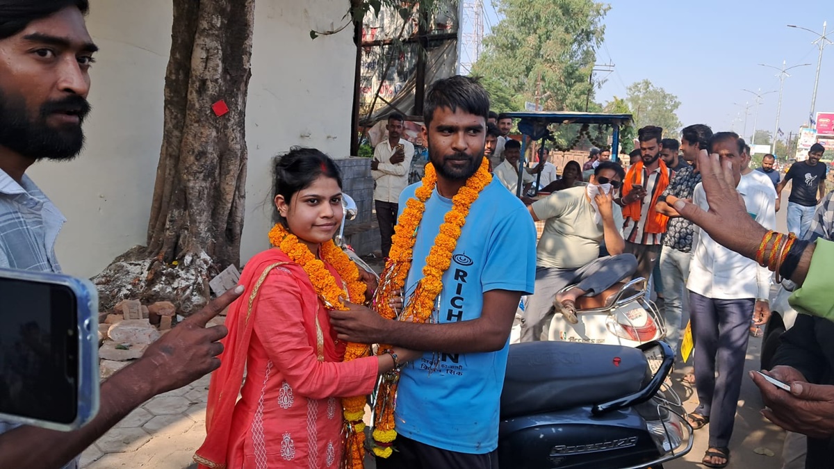 काजल के लिए साजिद बना शेखर: मंदिर के बाहर प्रेमिका की भर दी मांग, 1 महीने पहले घर से भगाकर ले गया था युवक