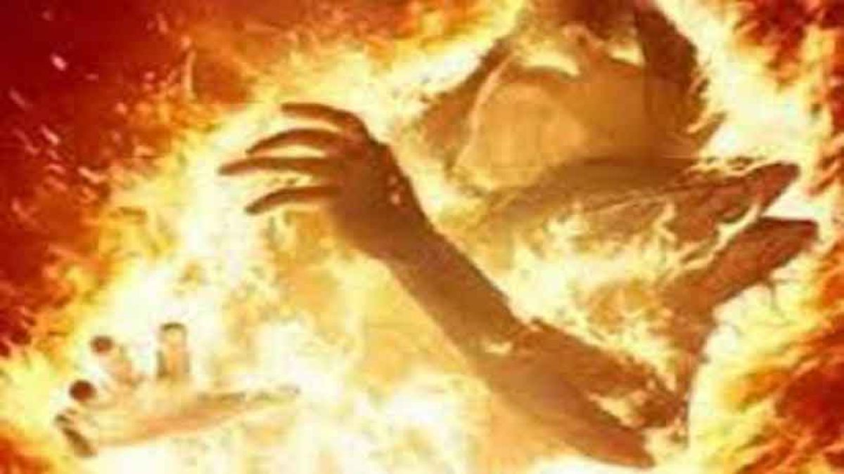 Odisha News: महिला ने खुद को लगाई आग, बचाने की कोशिश में पति भी झुलसा…