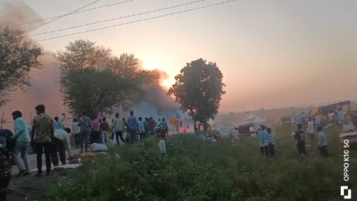 पटाखा दुकान में लगी भीषण आग: चपेट में आए 2 दर्जन से अधिक दुकानें, लाखों का माल जलकर राख