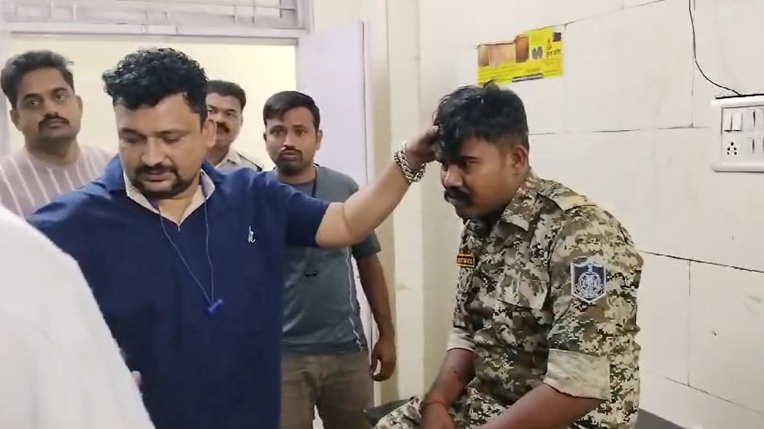 सड़क दुर्घटना में आरक्षक घायलः मारपीट के आरोपी का एमएलसी कराने आ रहे थे, आरोपी भी घायल