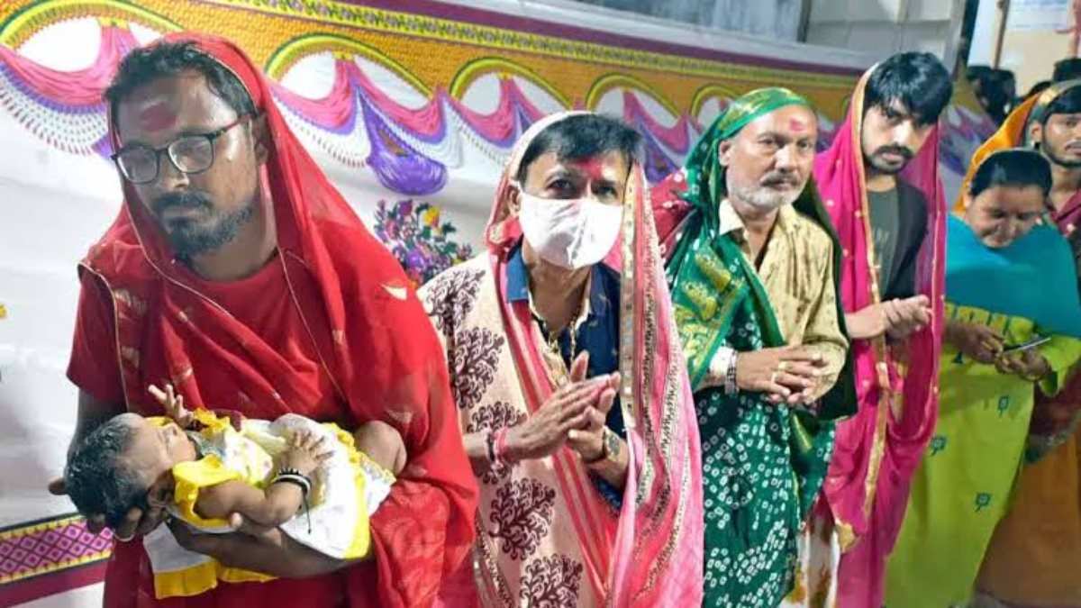 नवरात्रि विशेष: यहां पुरुष भी साड़ी पहनकर करते हैं गरबा…