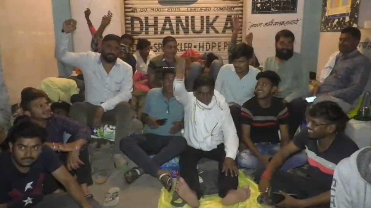 खाद की लाइन में कट रही अन्नदाताओं की रातेंः प्रशासन ने नहीं की टोकन की व्यवस्था, रबी फसल की तैयारी में जुटे किसान