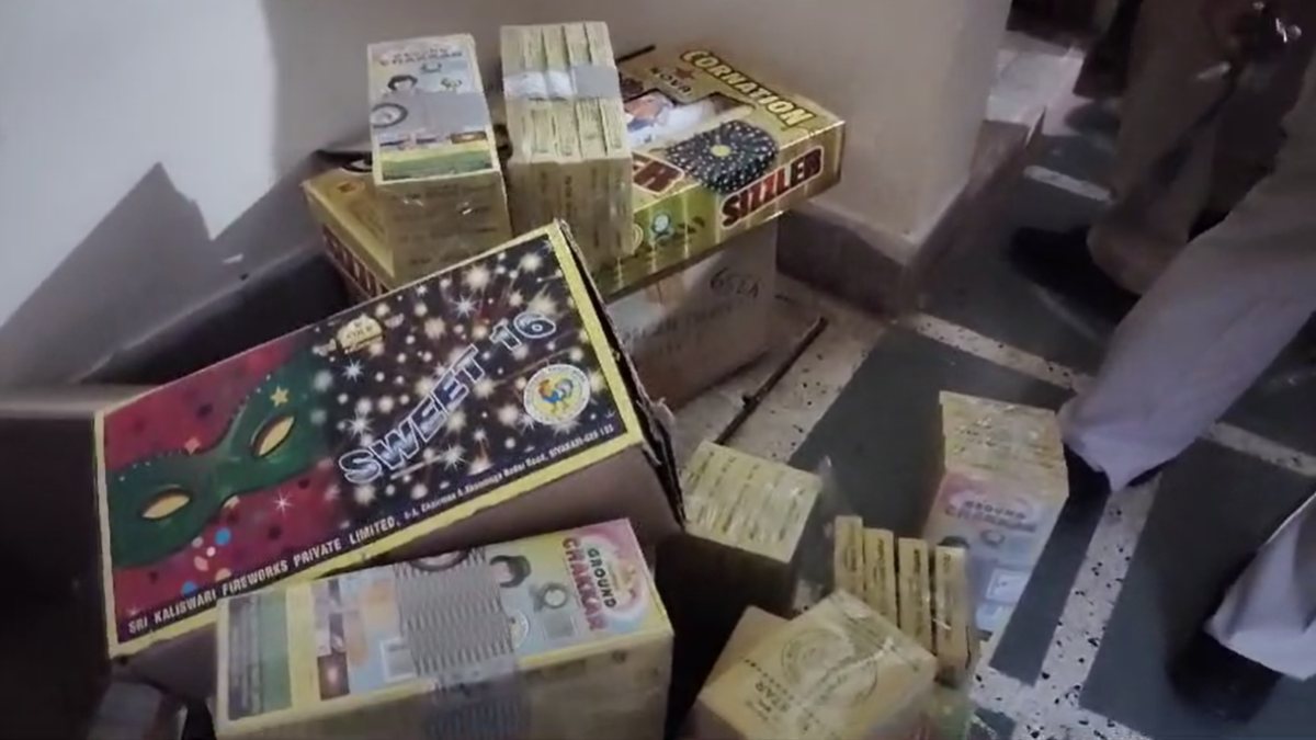 घनी आबादी के बीच मकान में अवैध पटाखे का भंडारणः पुलिस ने छापा मारकर 40 कार्टून पटाखे जब्त की