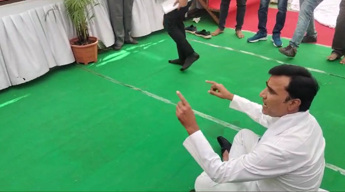 भूमिपूजन कार्यक्रम में सियासी बवालः जिला पंचायत अध्यक्ष दो मंत्री के सामने जमीन पर बैठे, जानिए क्या है मामला