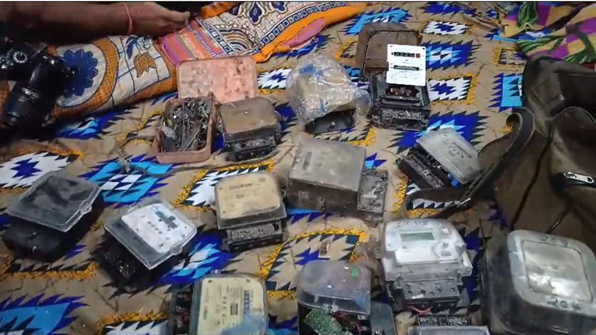 रिटायर्ड कर्मी ही बिजली कंपनी को लगा रहा था चूनाः मीटर ब्लॉक करने वाले गिरोह का भंडाफोड, छापे में घर में मिले दो दर्जन से ज्यादा मीटर, मास्टरमाइंड फरार