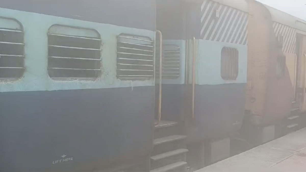बड़ी खबरः कुरुक्षेत्र से खजुराहो जा रही ट्रेन में लगी आग, यात्रियों और कर्मियों की सूझबूझ से आग पर पाया काबू, कोई जनहानि नहीं
