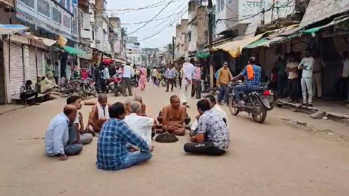 जैन मुनि विशांत सागर के साथ मारपीट: FIR दर्ज कराने धरने पर बैठे जैन मुनि व शिष्य