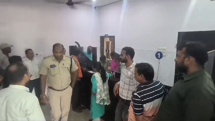 छत्तीसगढ़ में फर्जी बैंक का भंडाफोड़ : SBI Bank का फर्जी ब्रांच खोलकर लोगों से कर रहे थे ठगी, 3 आरोपियों के खिलाफ मामला दर्ज