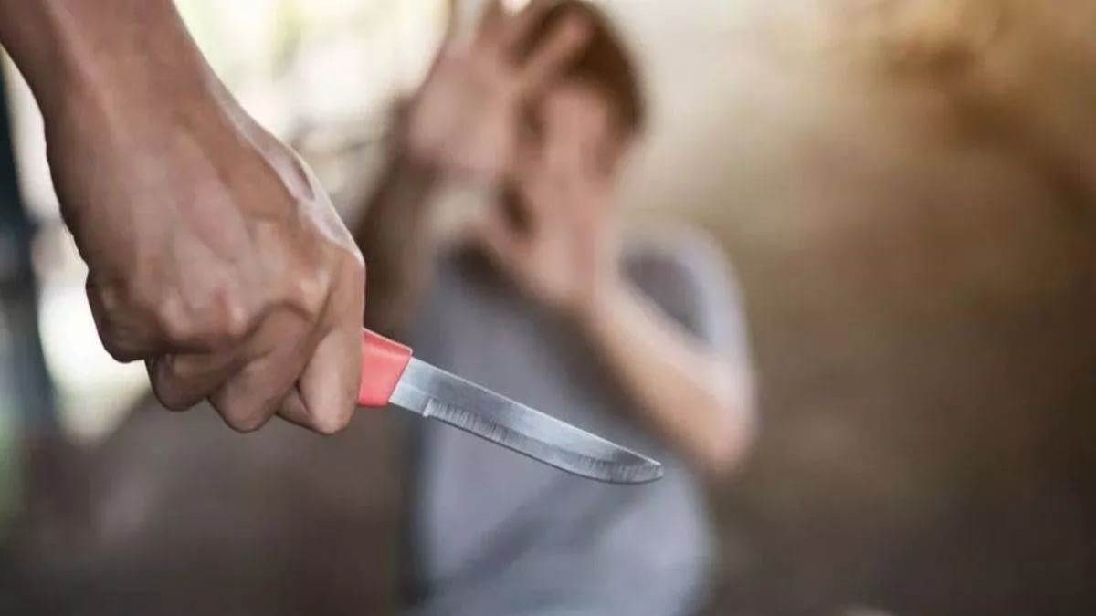 घर में सो रहा था बेटा, बाप ने चाकू से गोदकर उतारा मौत के घाट, इस छोटी सी बात के लिए दी इतनी बड़ी सजा…